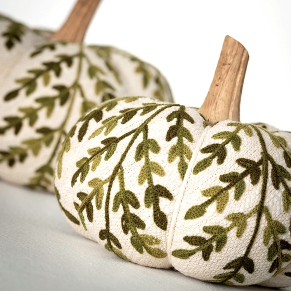🍃Beautifully Crafted Decorative White and Green Pumpkin - Picture 5 of 13